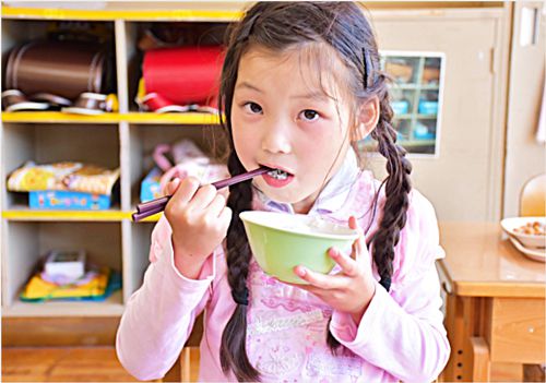 給食を食べる女の子